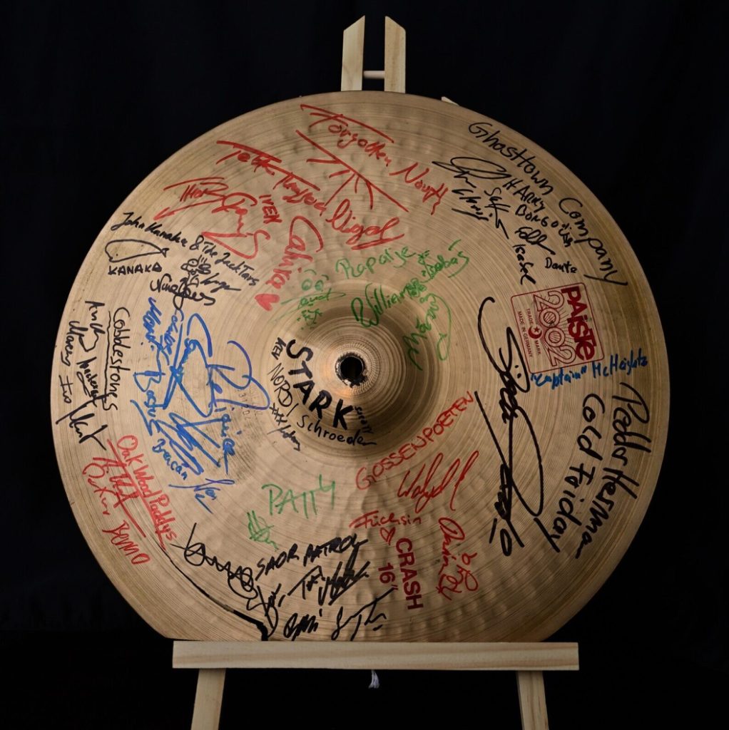 Charity- Aktion Rock for Children Schlagzeugbecken mit Autogrammen